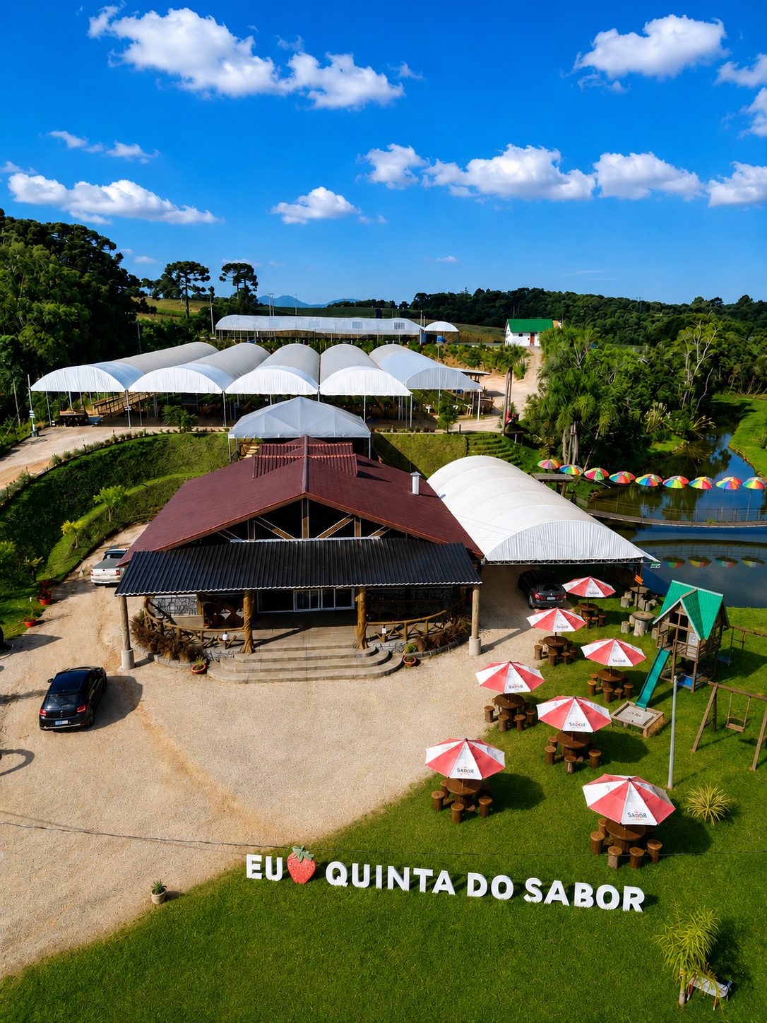 Vista aérea da propriedade em um dia de céu azul