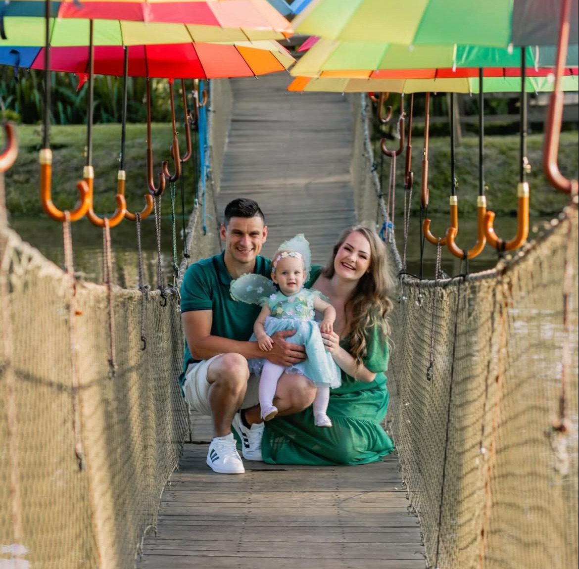 Família na ponte dos guarda-chuvas