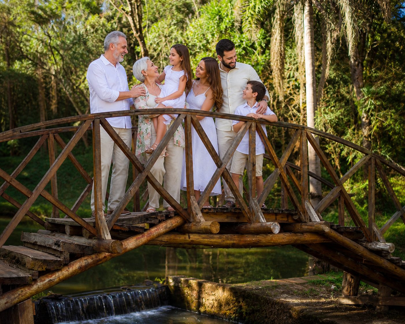 Família reunida na ponte durante a trilha